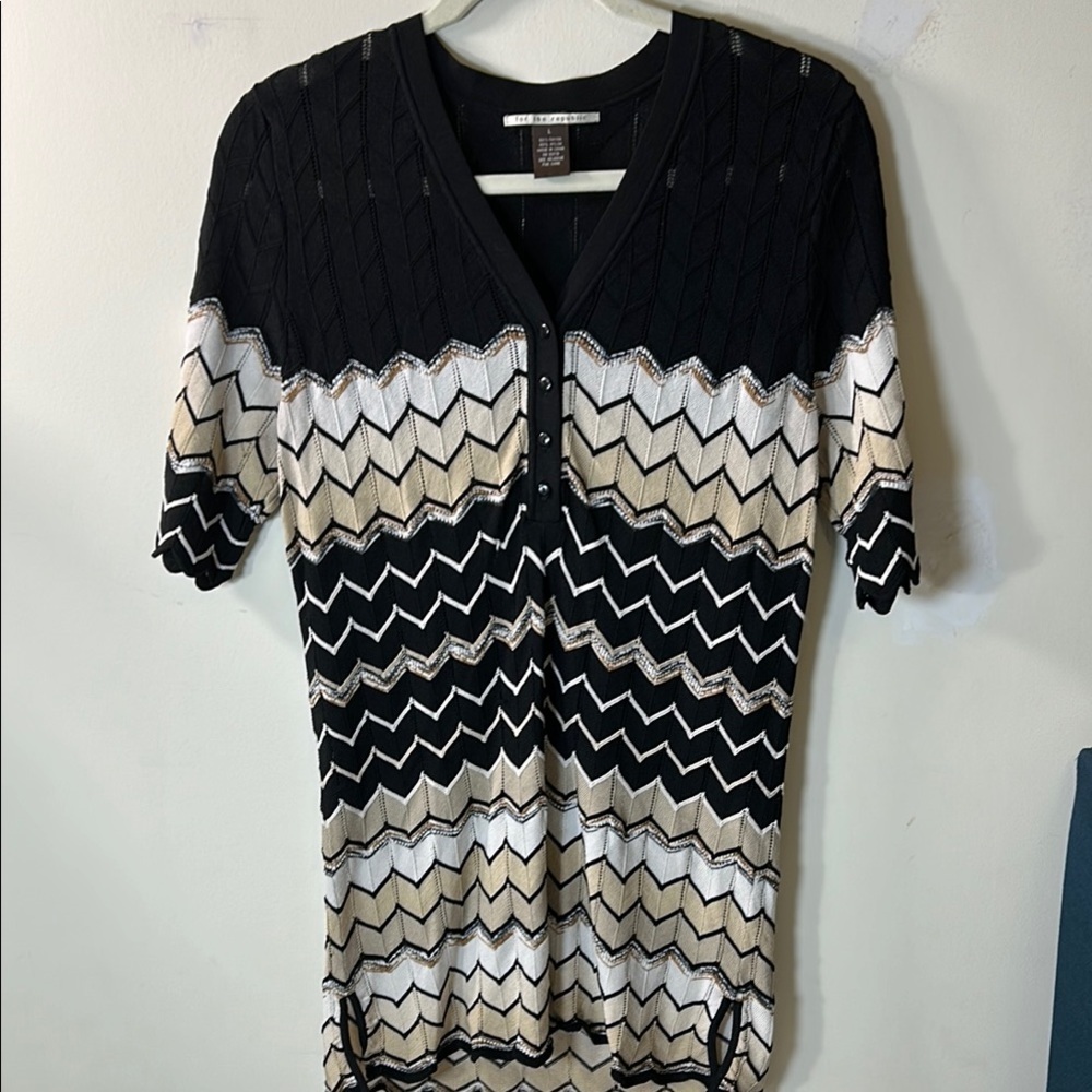 For The Republic Short Sleeve Black and Cream Chevron light sweater Size Large